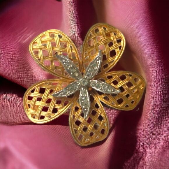 Flower Rhinestone Brooch Pin Vtg JJ Filigree Gold Silver Tone Flower Power Mod. - Picture 1 of 16